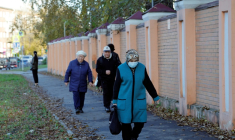 Une femme portant un masque de protection passe devant l'Institut de lutte contre la peste à Irkoutsk, le 7 octobre 2026 en Russie ( AFP / TATYANA MAKEYEVA )