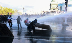 Affrontements entre manifestants et les forces de l'ordre anti-émeute place de la Bastille à Paris, le 8 octobre 2026 ( AFP / Kenzo TRIBOUILLARD )