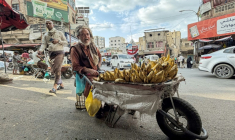Un vendeur de rue yéménite vend des bananes depuis une brouette sur un marché local de Taëz, ville du sud-ouest du Yémen, le 8 octobre 2026 ( AFP / - )