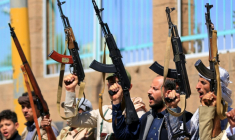 Des combattants houthis prennent part à une manifestation à Sanaa pour recruter de nouveaux soldats, le 7 octobre 2026 au Yémen ( AFP / Mohammed HUWAIS )
