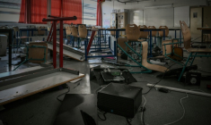 Des bureaux et des chaises renversés, des débris de verre et du matériel informatique endommagé dans une salle de classe du lycée "Les Iris" à Lormont, près de Bordeaux, le 8 octobre 2026, après que des jeunes ont saccagé une partie de l'établissement ( AFP / Philippe LOPEZ )