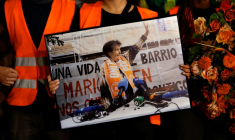 Des manifestants rassemblés pour rendre hommage à la retraitée Maricarmen Abascal, expulsée de son logement et décédée la veille, le 8 septembre 2026 à Madrid ( AFP / Oscar DEL POZO )
