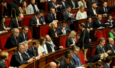 Marine Le Pen (c), présidente du groupe RN, assise avec les députés du RN et ceux de son allié l'UDR lors de la journée réservée à l'Assemblée nationale, le 8 octobre 2026 à Paris ( AFP / LOU BENOIST )