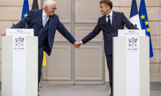 Le président Emmanuel Macron (d) et le président allemand Frank-Walter Steinmeier à l'Elysée, le 8 octobre 2026 à Paris ( POOL / Christophe PETIT TESSON )