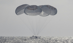 Photo diffusée par la Nasa montrant la capsule Dragon, transportant l'équipage de Crew-12, lors de son amerrissage dans le Pacifique, au large de Los Angeles, le 8 octobre 2026 en Californie ( NASA / Keegan Barber )