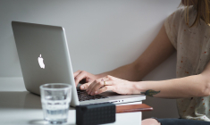 Apple s'apprêterait à sortir un MacBook à moins de 600 euros. (illustration) (StockSnap / Pixabay)