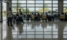 Des passagers attendent pour prendre leur avion à l'aéroport international de Zanzibar, en Tanzanie, le 30 octobre 2025 ( AFP / MARCO LONGARI )