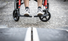 Outre la transmission du contrat d’assurance-vie, la donation-partage constitue un outil pertinent pour organiser une transmission de patrimoine de son vivant, tout en préservant l’équité entre les frères et sœurs. ( crédit photo : Getty Images )