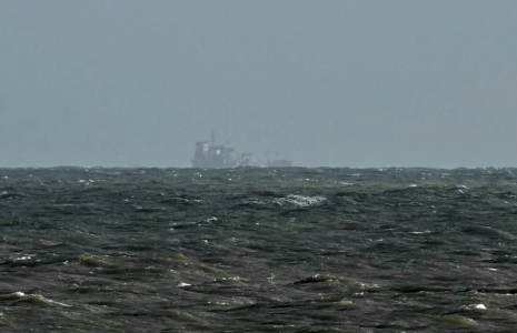 Le pétrolier "Stena Immaculate", victime d'une collision avec le porte-conteneurs Solong, apparaît au loin de la côte Withernsea, dans l'est de l'Angleterre, le 11 mars 2025 ( AFP / Paul ELLIS )