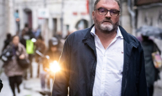 L'ex-anesthésiste Frédéric Péchier arrive au tribunal de Besançon pour son procès, le 9 septembre 2025 dans le Doubs ( AFP / SEBASTIEN BOZON )