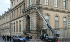 Des policiers près d'un monte-meubles utilisé par des voleurs pour pénétrer dans le musée du Louvre, à Paris, le 19 octobre 2025 ( AFP / Dimitar DILKOFF )