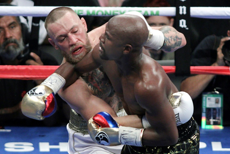 Conor McGregor affronte Floyd Mayweather Jr. à Las Vegas, le 26 août 2017 ( AFP / John Gurzinski )