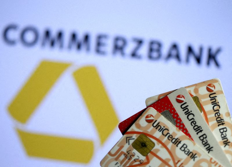 Les logos de Commerzbank et Unicredit