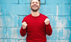 homme heureux (Crédits: Unsplash - bruce mars)