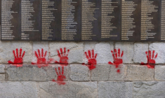 Des mains rouges taguées sur le Mur des Justes au Mémorial de la Shoah à Paris le 14 mai 2024 ( AFP / Antonin UTZ )