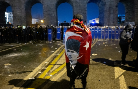 Manifestant face aux forces de l'ordre, le 21 mars 2025 à Ankara ( AFP / Ozan KOSE )