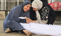 Des femmes palestinienes pleurent la mort d'un enfant tué lors d'une frappe israélienne dans la ville de Gaza, le 29 octobre 2025  ( AFP / Omar AL-QATTAA )