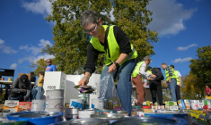 Des bénévoles de l'association People's Pantry Food récoltent des dons alimentaires sur l'esplanade du National Mall à Washington, le 30 octobre 2025 ( AFP / Oliver Contreras )