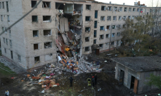 Un immeuble touché par une attaque russe à Zaporijjia, en Ukraine, le 30 octobre 2025 ( AFP / Marina MOISEIENKO )