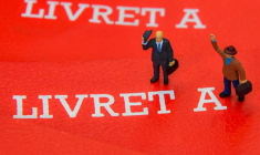 Les épargnants ont retiré près de 2 milliards d'euros de plus qu'ils n'en ont déposé sur leurs Livrets A en septembre ( AFP / DENIS CHARLET )