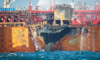 Photo prise le 12 mars 2025 de la coque endommagée du pétrolier MV Stena Immaculate à l'ancre en mer du Nord, après avoir été heurté la veille par le porte-conteneurs MV Solong au large de Withernsea, à l'est de l'Angleterre ( AFP / STR )