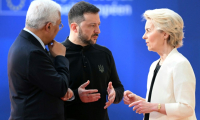 Le président du Conseil européen Antonio Costa (g) et la présidente de la Commission européenne Ursula von der Leyen accueillent le président ukrainien Volodymyr Zelensky (c) à Bruxelles, le 6 mars 2025 ( AFP / NICOLAS TUCAT )