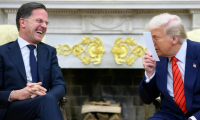 Le président américain Donald Trump (d) et le secrétaire général de l'Otan Mark Rutte dans le Bureau ovale de la Maison Blanche, le 13 mars 2025 à Washington ( AFP / Mandel NGAN )