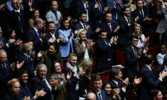 La présidente du groupe Rassemblement national à l'Assemblée nationale, Marine Le Pen, applaudit avec d'autres membres du RN durant l'examen des textes de ce parti le 30 octobre 2025 à Paris ( AFP / Anne-Christine POUJOULAT )