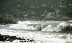 De fortes vagues avant l’arrivée de l’ouragan Melissa dans le quartier de Caribbean Terrace, à Kingston, en Jamaïque, le 25 octobre 2025 ( AFP / Ricardo Makyn )