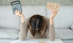 Surendettement : vers qui se tourner pour obtenir de l’aide ? / iStock.com - Nuttawan Jayawan