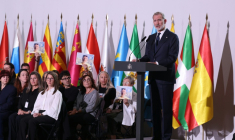 Le roi d'Espagne Felipe VI s'exprime le 29 octobre 2025 à Valence devant les familles des victimes, un an après les inondations meurtrières dans cette région ( AFP / Oscar DEL POZO )