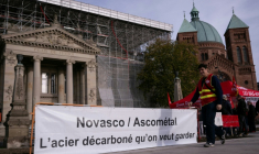 Banderole pour soutenir Novasco devant le tribunal de Strasbourg, le 31 octobre 2025 où sont examinées les offres de reprise de l'aciériste ( AFP / SEBASTIEN BOZON )